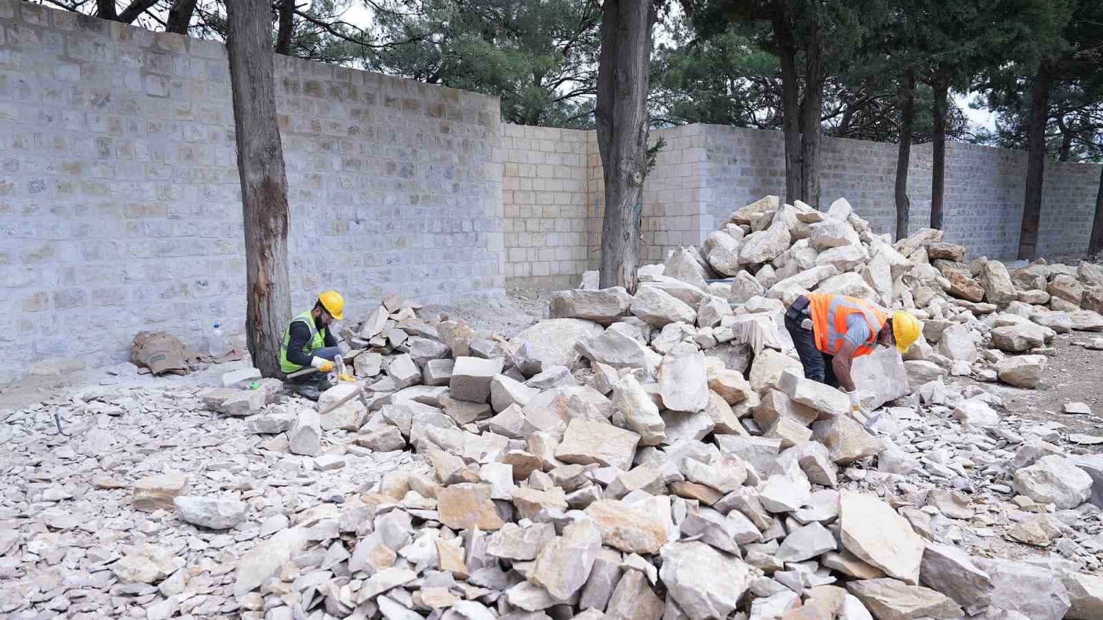 Tarihi kalede depremin izleri siliniyor