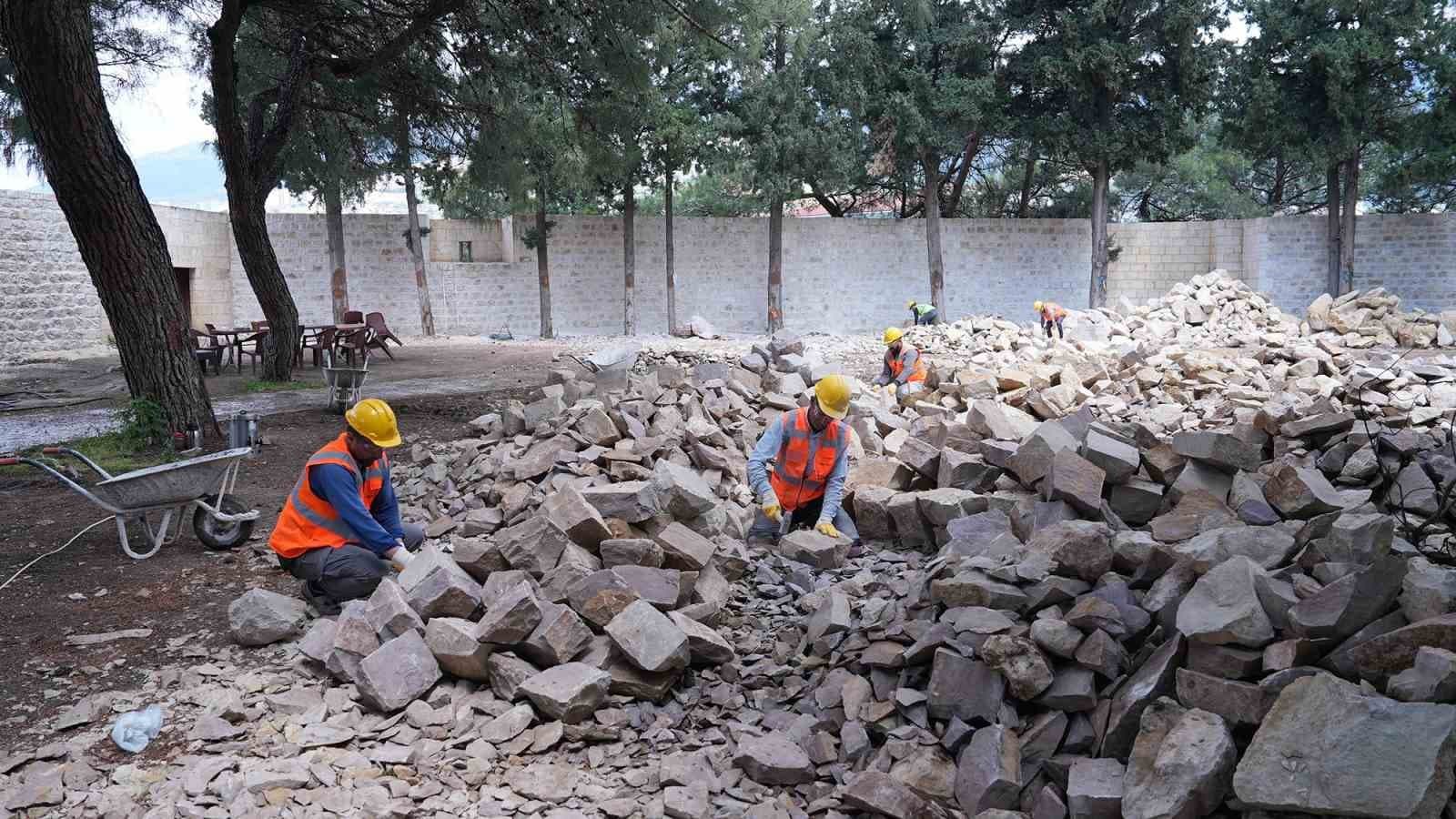 Tarihi kalede depremin izleri siliniyor