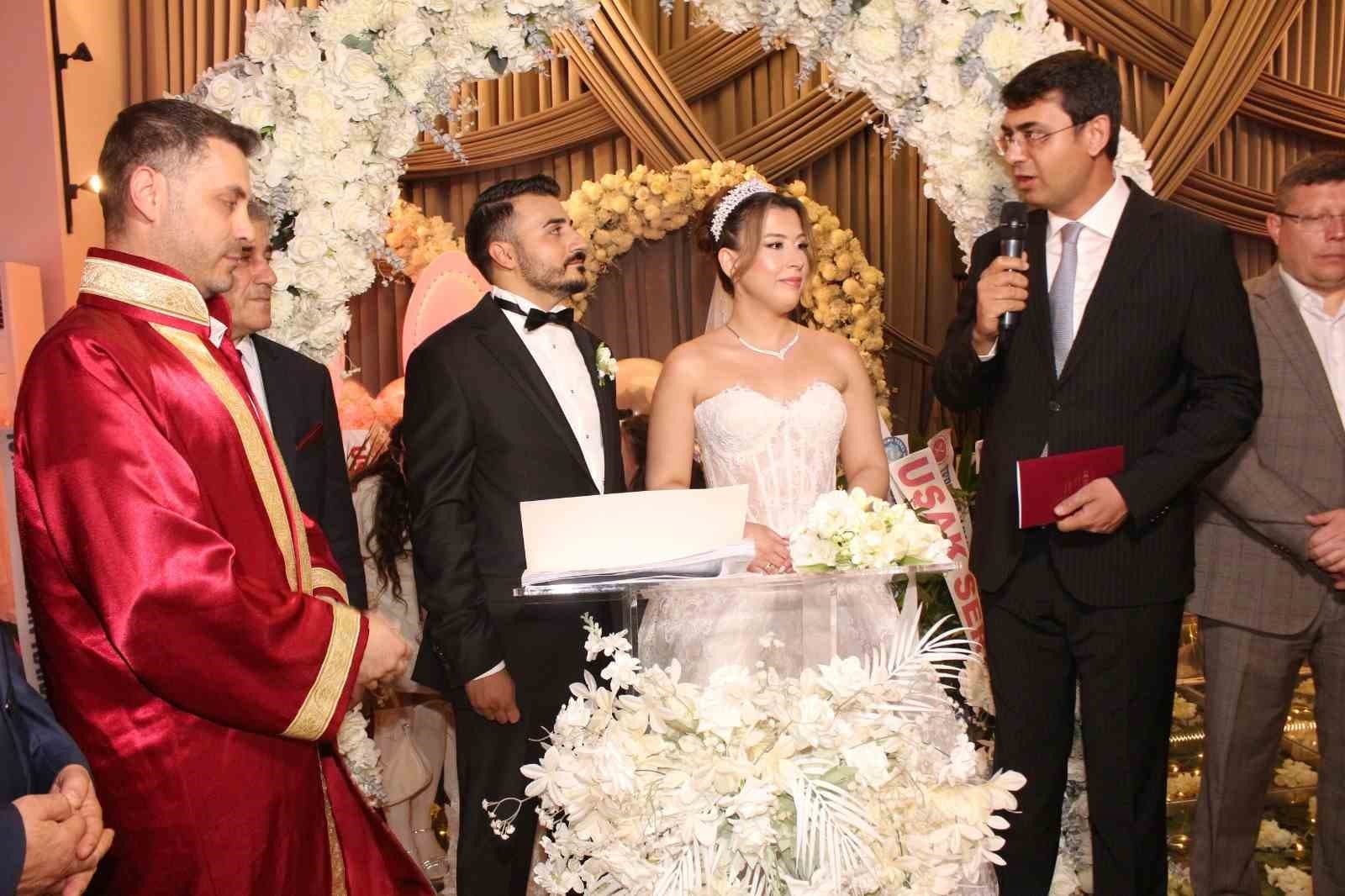 Uşak’ta 15 şahitli nikah töreni