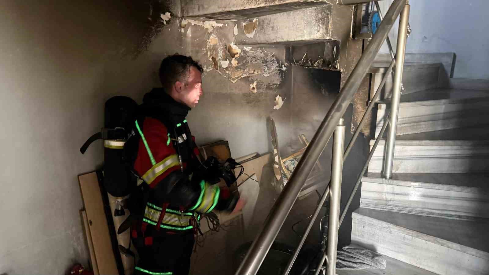 Erdek’te 2 katlı binanın giriş katında çıkan yangın söndürüldü