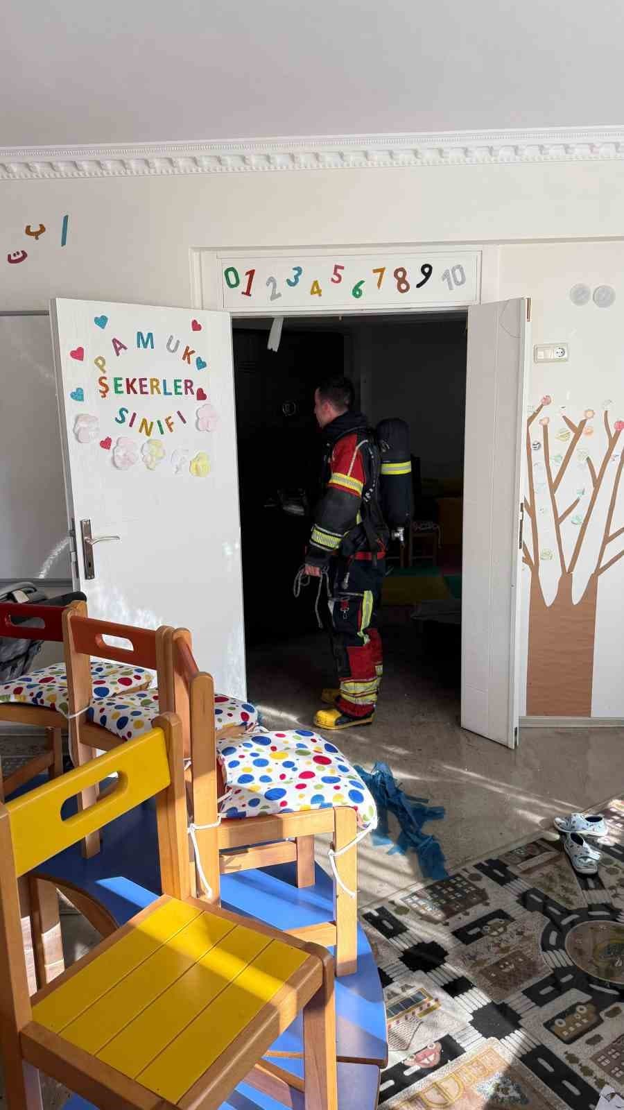 Erdek’te 2 katlı binanın giriş katında çıkan yangın söndürüldü