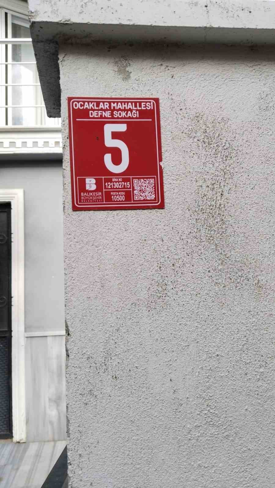 Erdek’te 2 katlı binanın giriş katında çıkan yangın söndürüldü