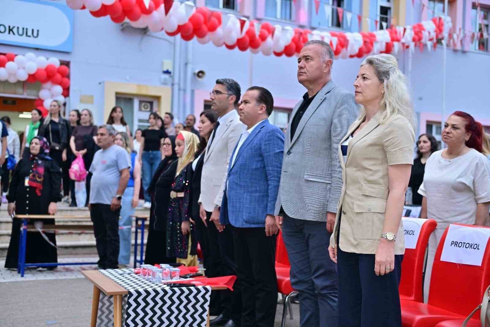 Konyaaltı İlkokulu’ndan renkli halk oyunları şenliği