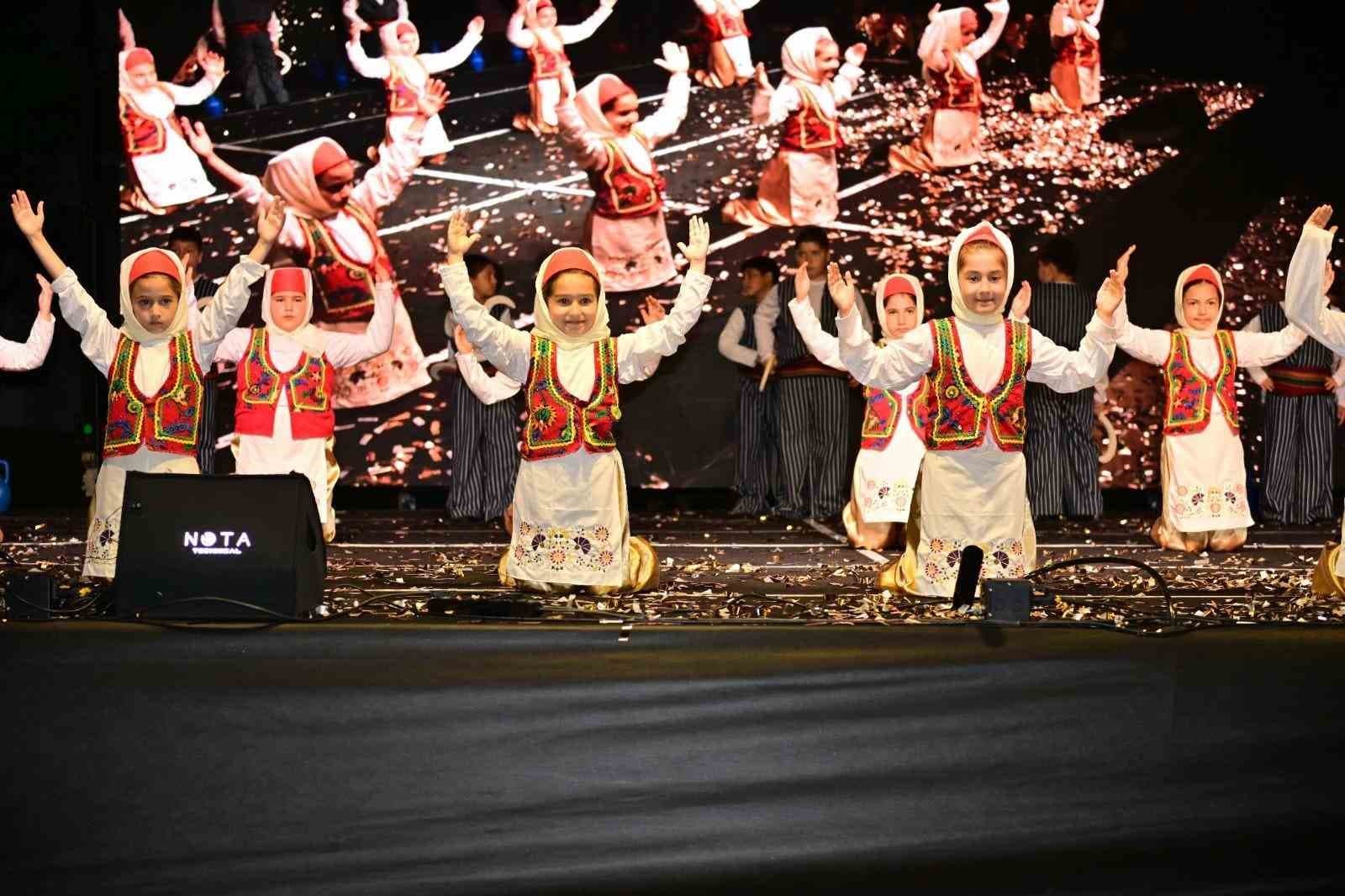 Konyaaltı İlkokulu’ndan renkli halk oyunları şenliği