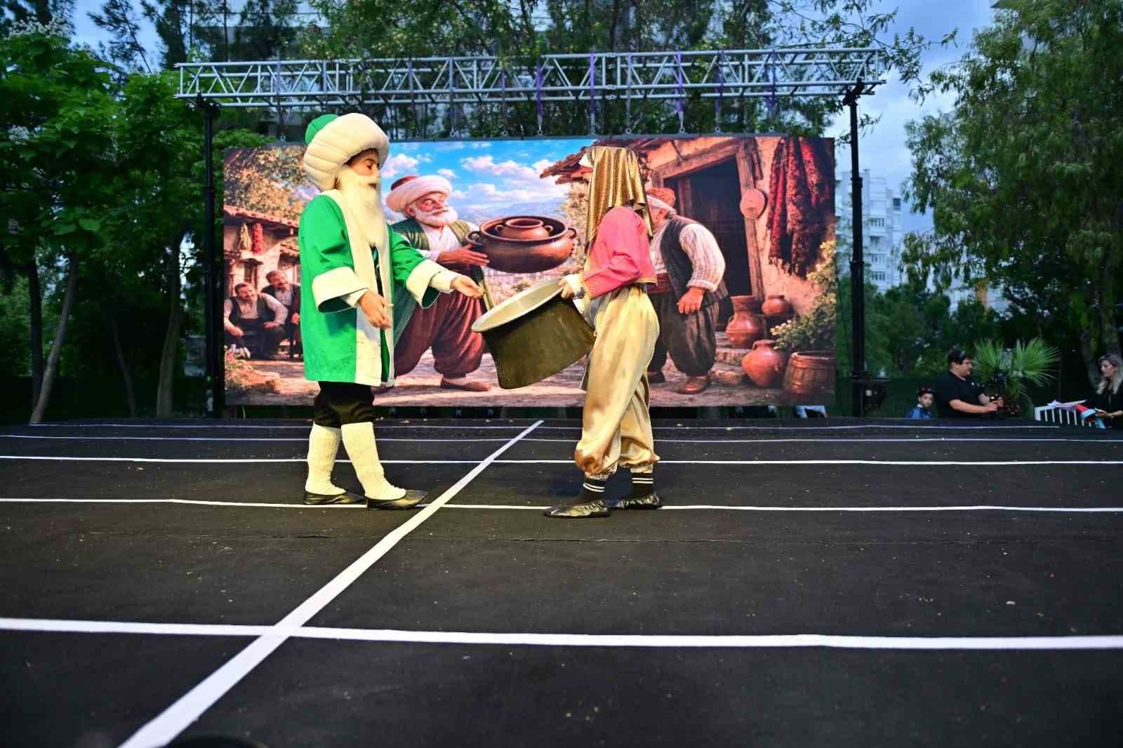Konyaaltı İlkokulu’ndan renkli halk oyunları şenliği