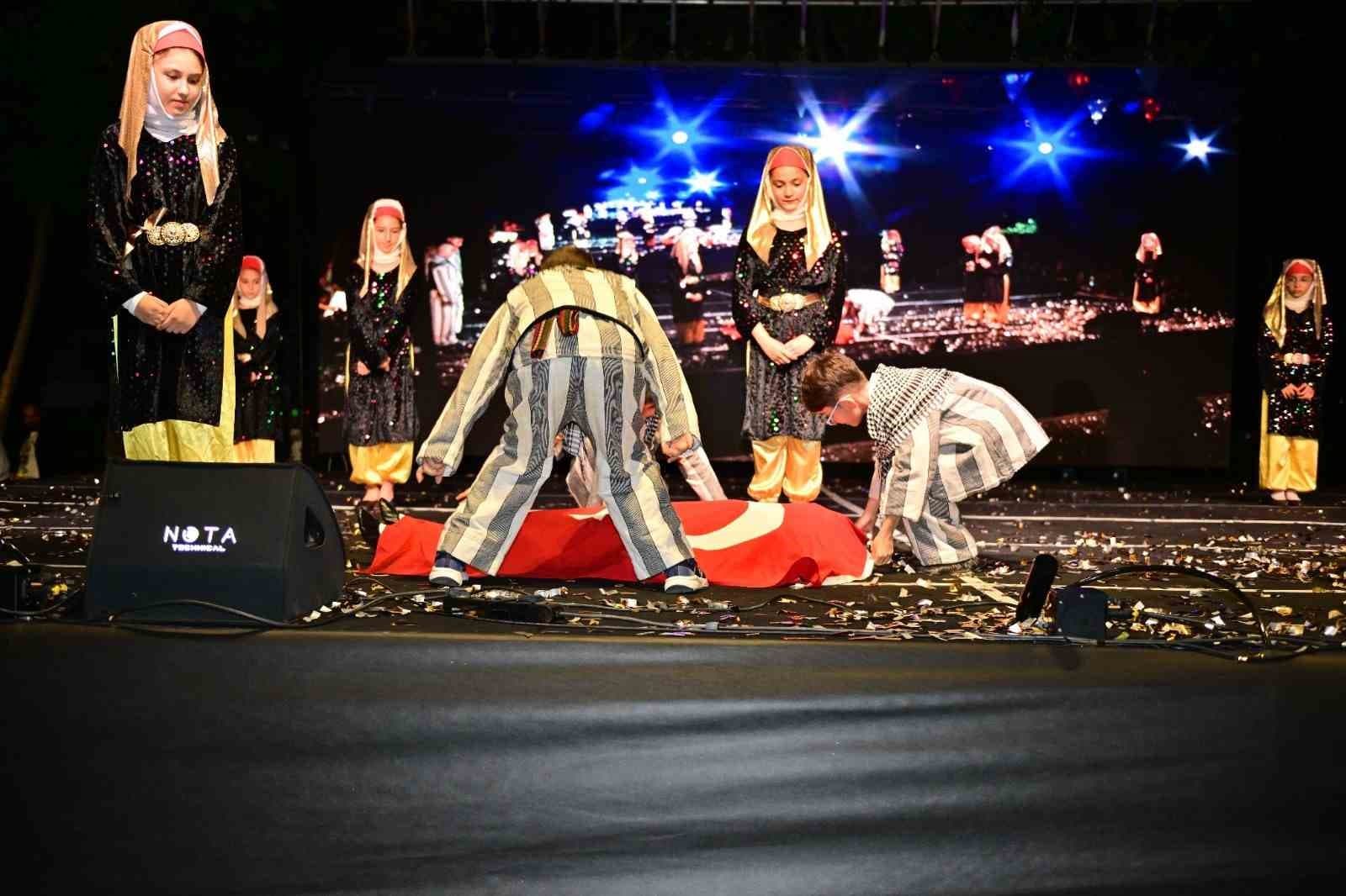 Konyaaltı İlkokulu’ndan renkli halk oyunları şenliği
