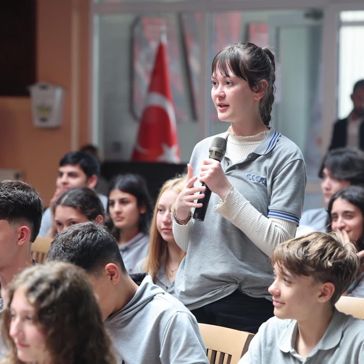 Liseli öğrenciler sordu Başkan Büyükakın cevapladı