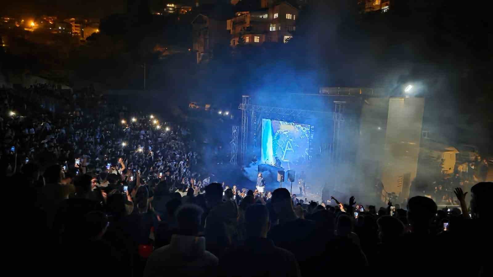 Karadeniz Ereğli’de Wegh rüzgarı; gençler konserde coştu