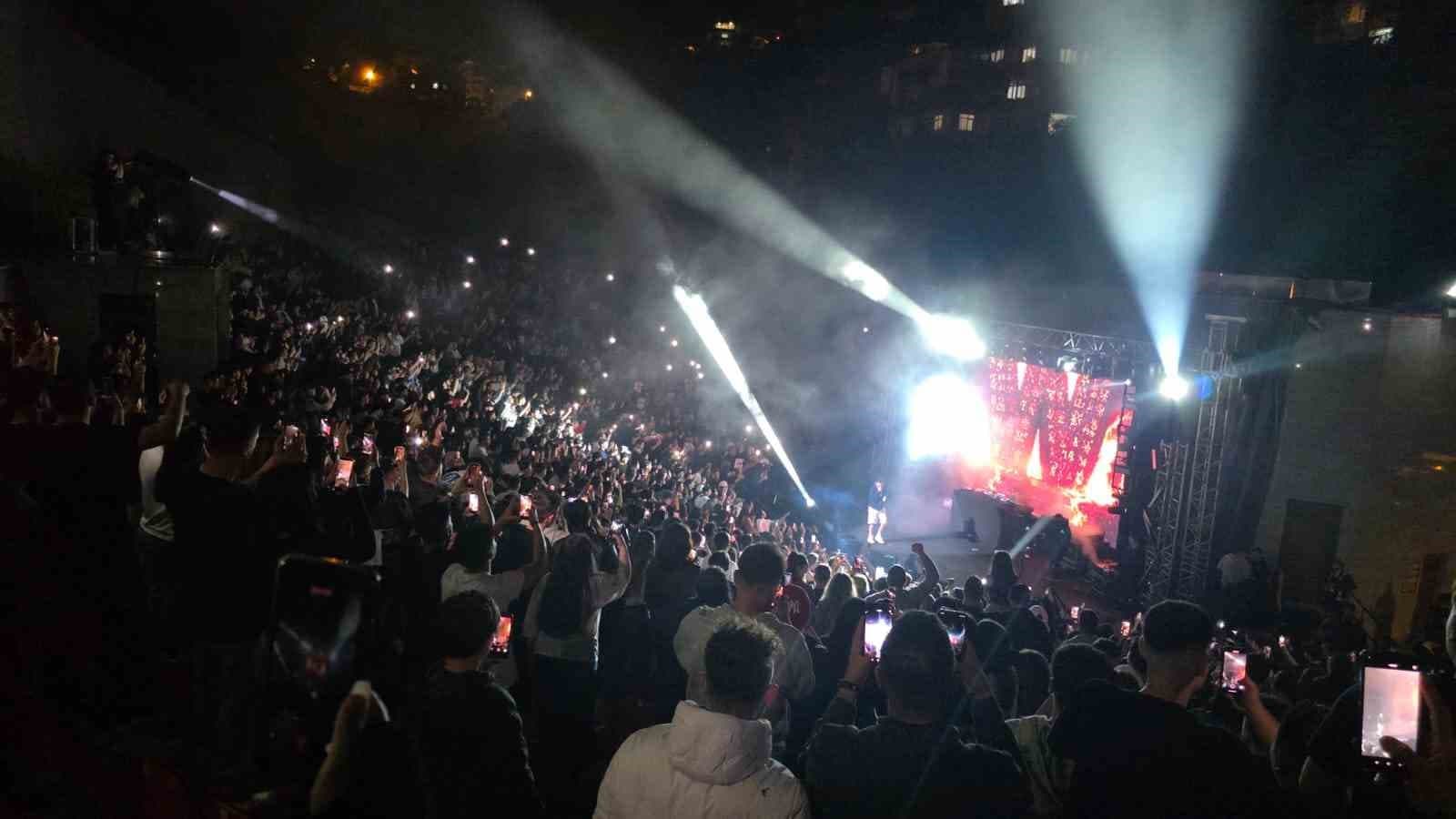 Karadeniz Ereğli’de Wegh rüzgarı; gençler konserde coştu