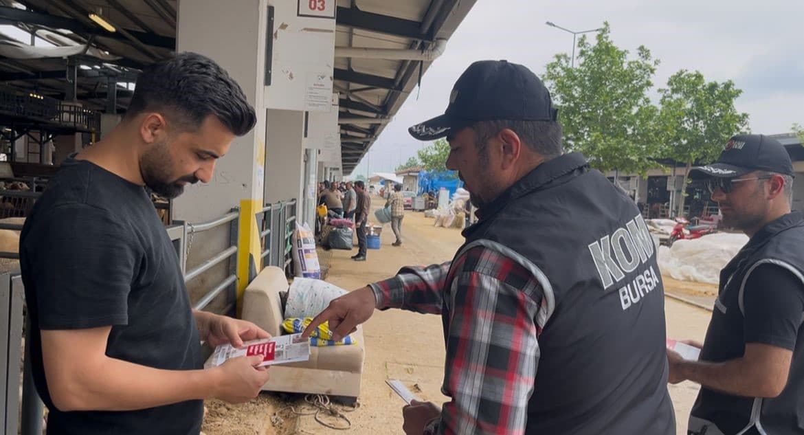 Kurban pazarında güldüren anlar :Mali Polis çetin pazarlığa dahil oldu