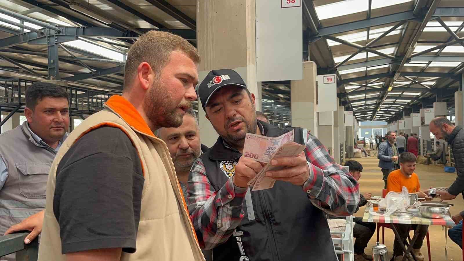 Kurban pazarında güldüren anlar :Mali Polis çetin pazarlığa dahil oldu