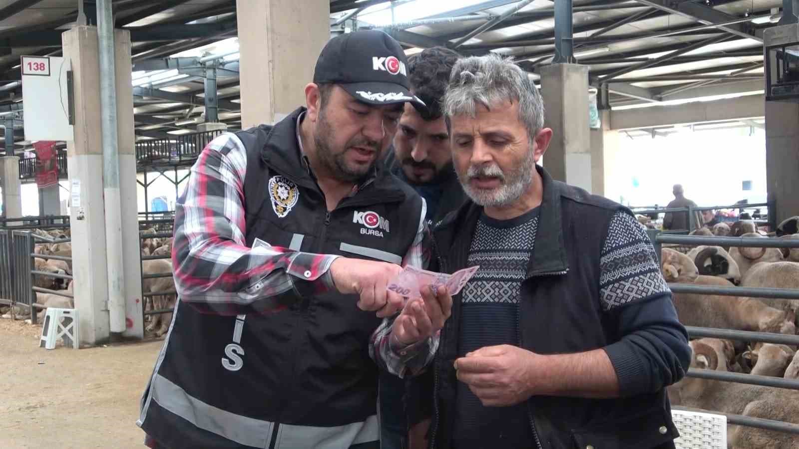 Kurban pazarında güldüren anlar :Mali Polis çetin pazarlığa dahil oldu