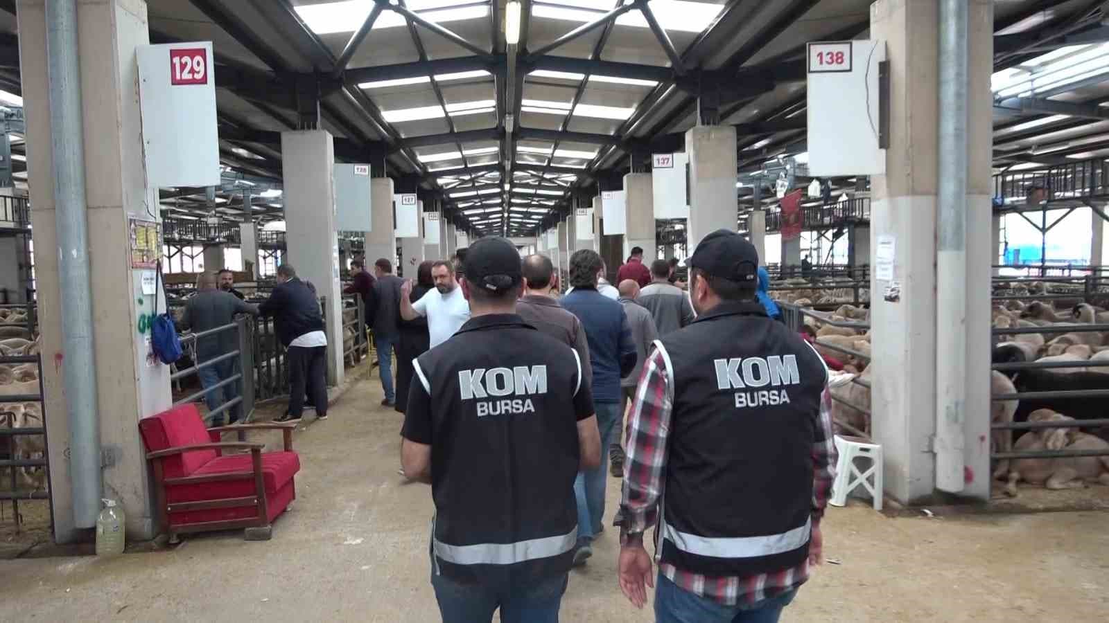 Kurban pazarında güldüren anlar :Mali Polis çetin pazarlığa dahil oldu