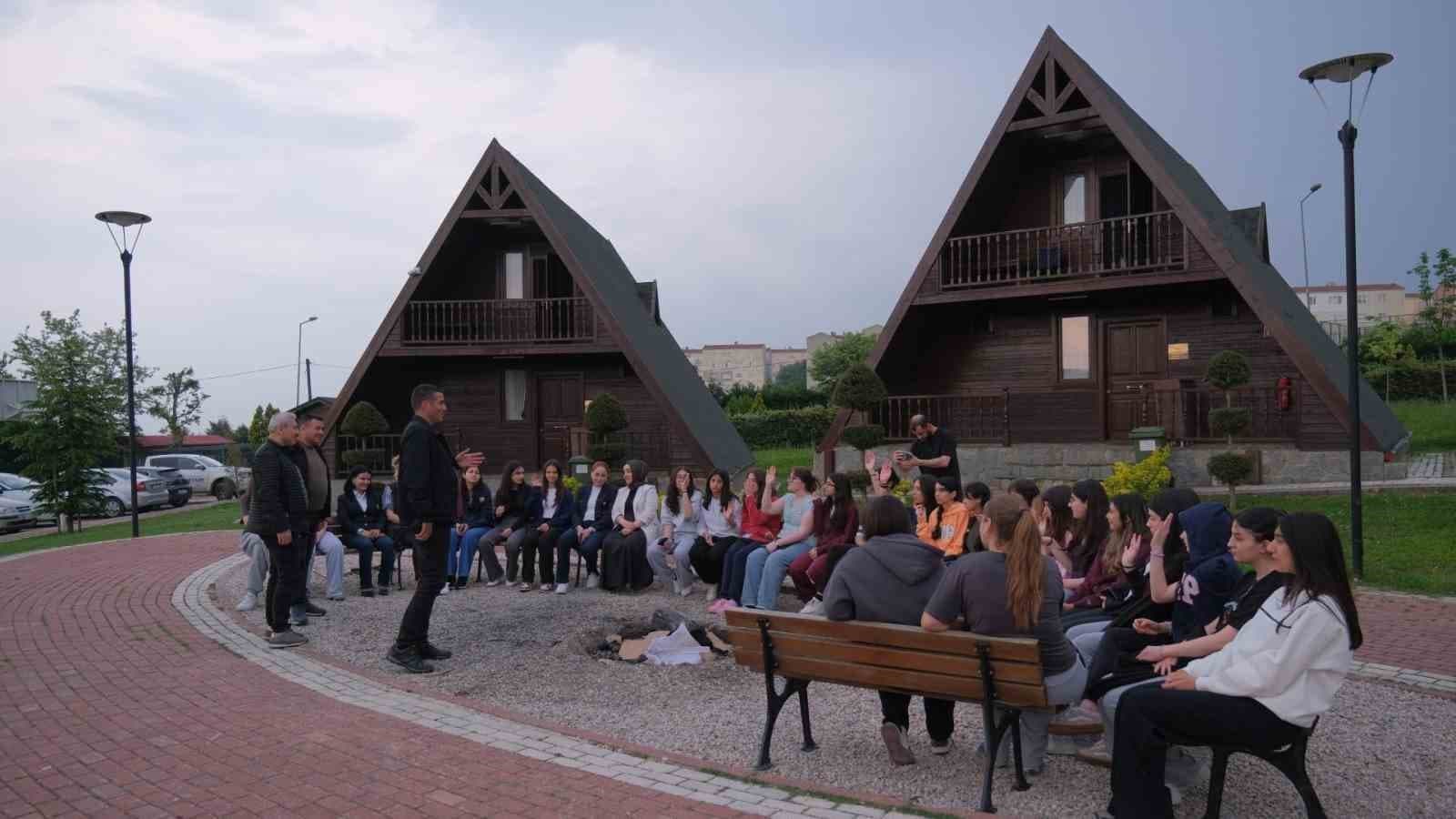İnegöl’de gençlerin bilim kampı başladı