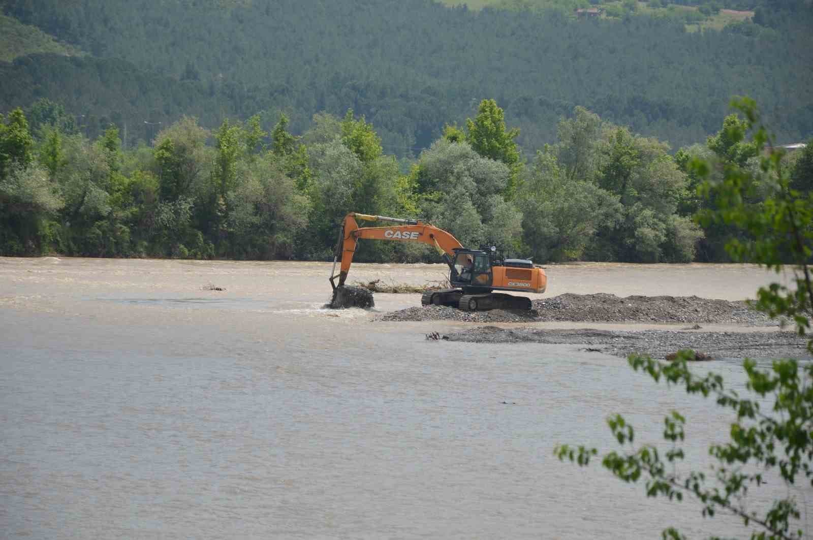 Kelkit çayı taştı, ağaçlık alan nehre dönüştü, seralar sular altında kaldı