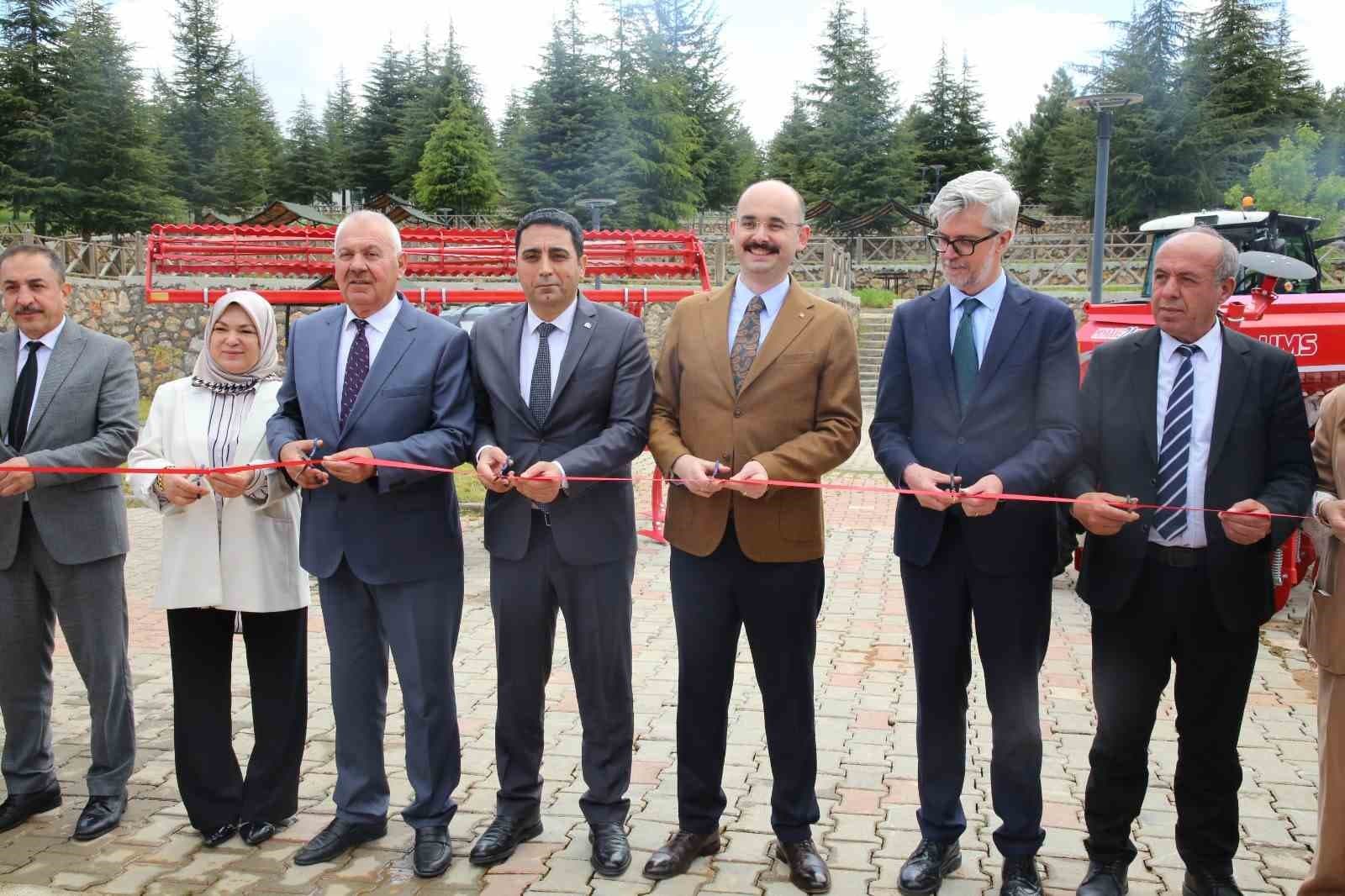Doğanşehir’de buğday üretimine güç katacak ortak tarım makineleri parkı açıldı