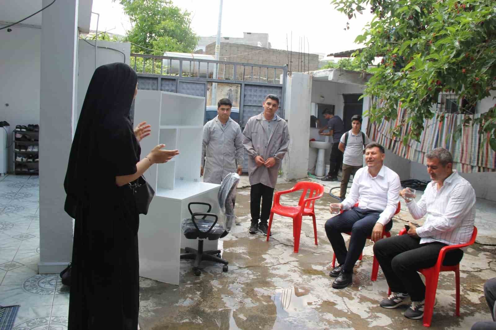 Cizre’de öğrenciler akranları için önce üretti sonra evine götürüp teslim etti