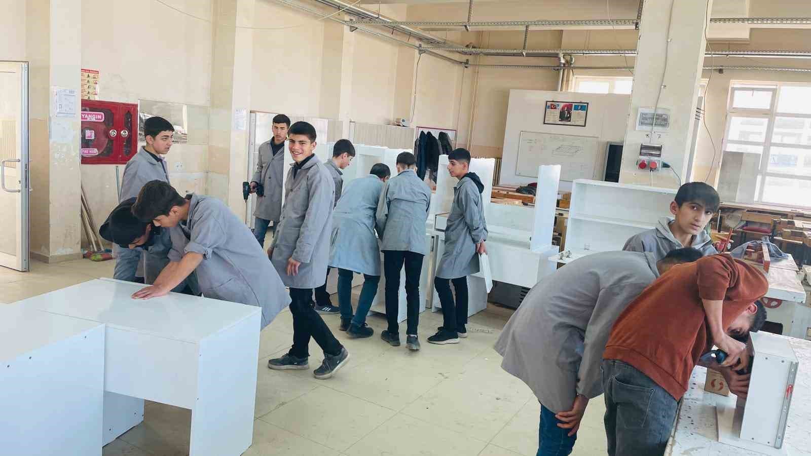 Cizre’de öğrenciler akranları için önce üretti sonra evine götürüp teslim etti