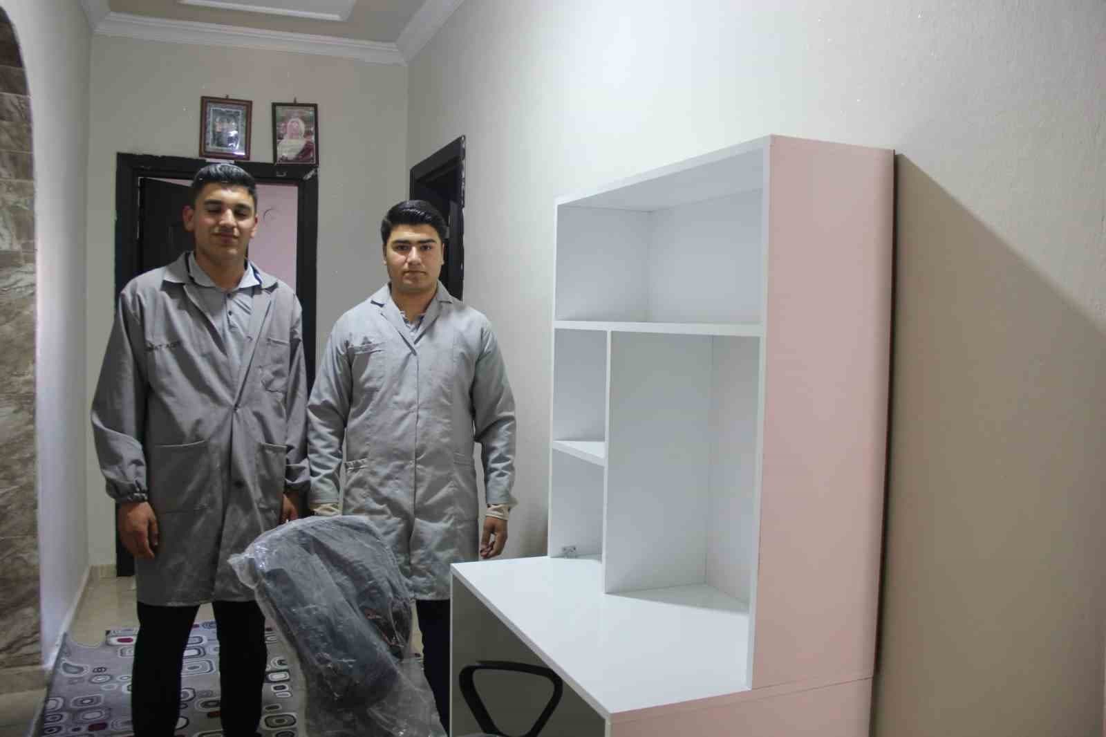 Cizre’de öğrenciler akranları için önce üretti sonra evine götürüp teslim etti