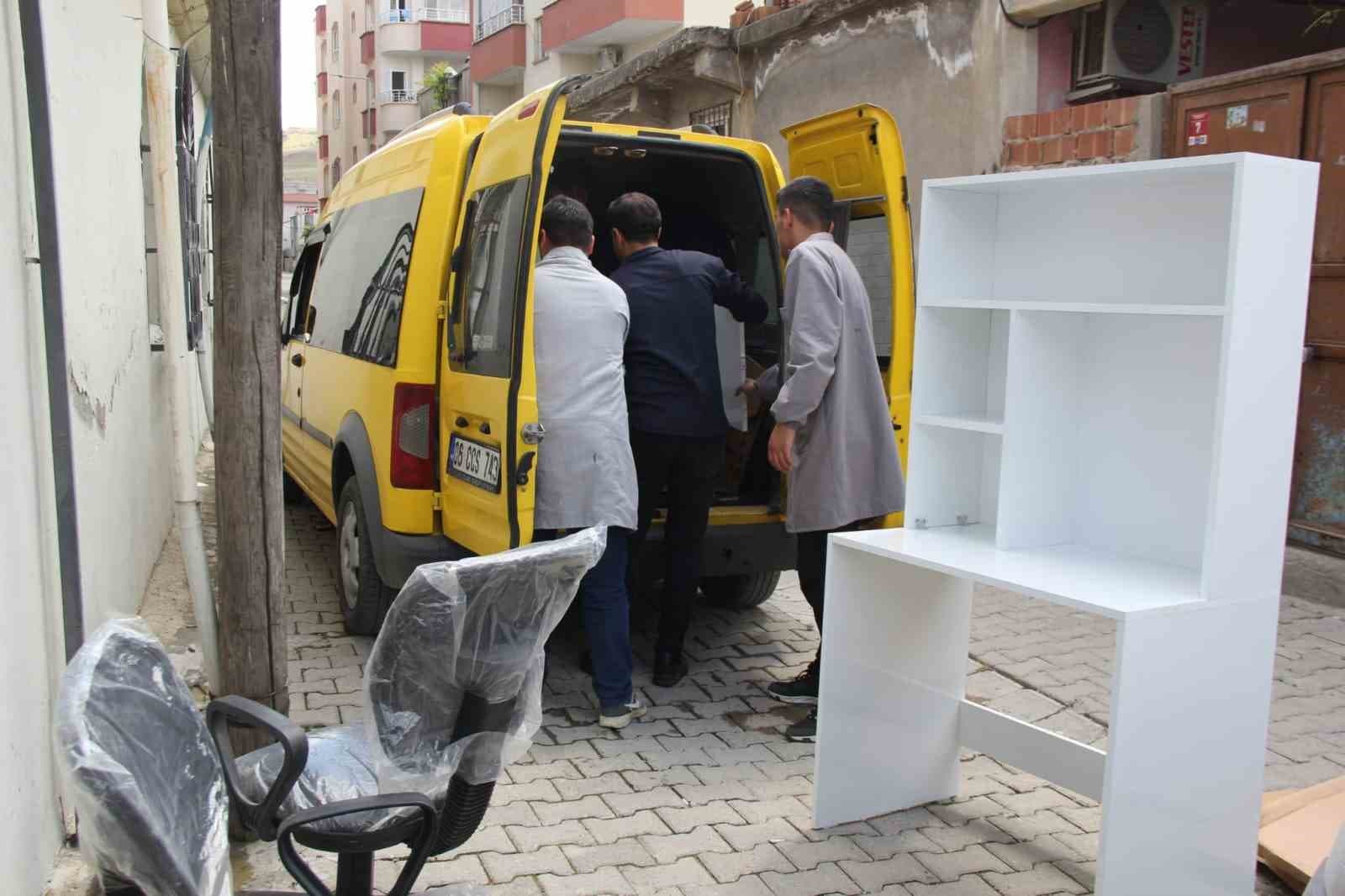 Cizre’de öğrenciler akranları için önce üretti sonra evine götürüp teslim etti