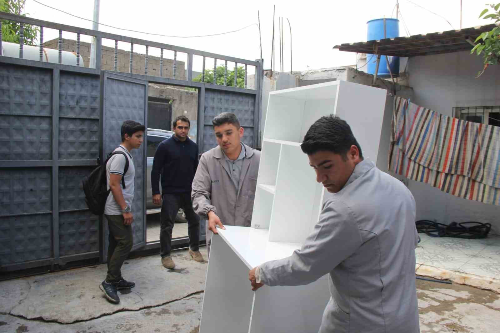 Cizre’de öğrenciler akranları için önce üretti sonra evine götürüp teslim etti