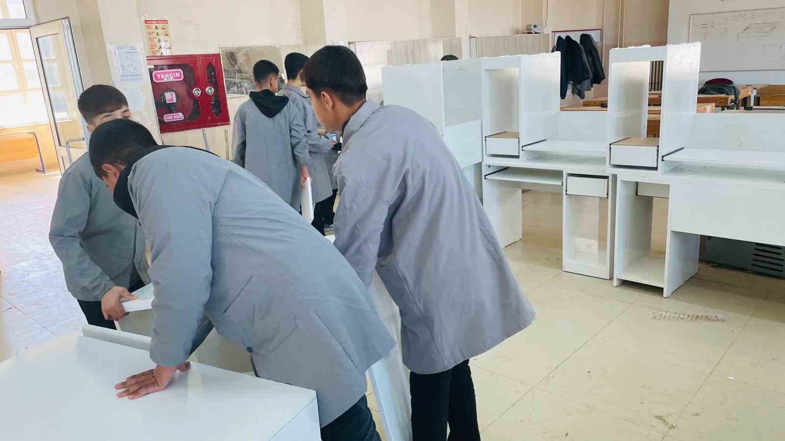 Cizre’de öğrenciler akranları için önce üretti sonra evine götürüp teslim etti