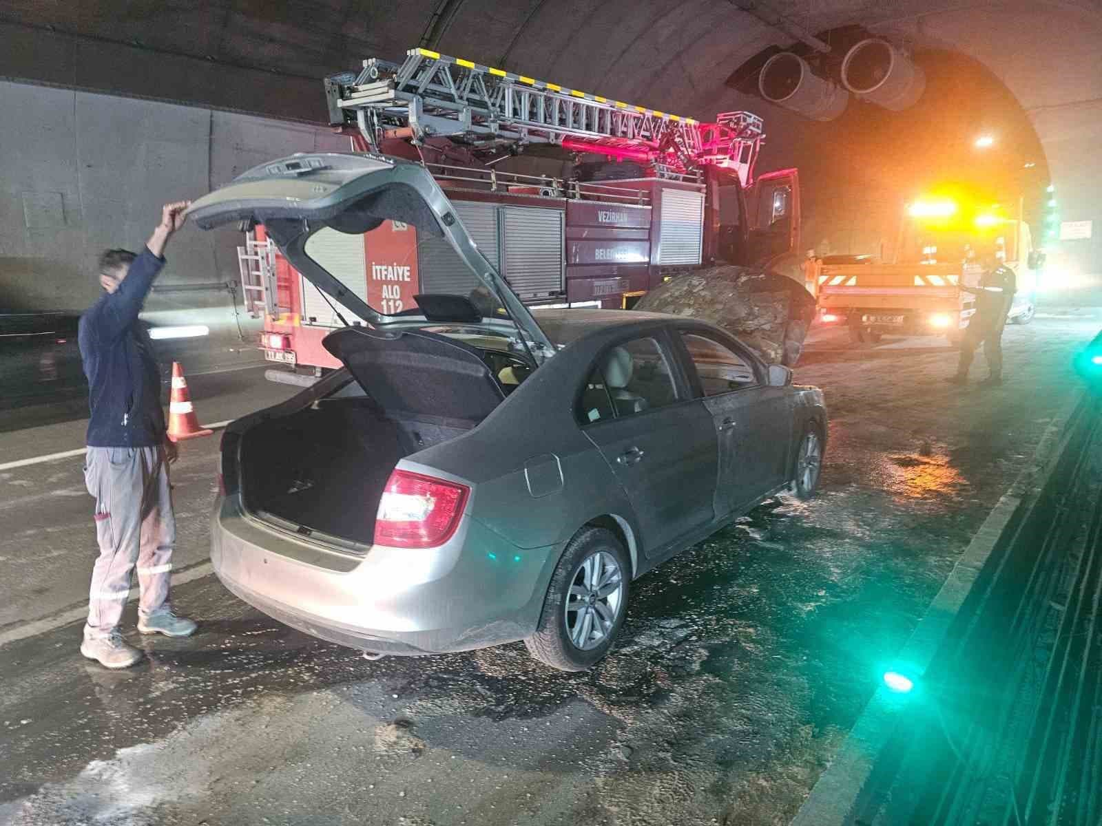 Seyir halindeki otomobil alev aldı