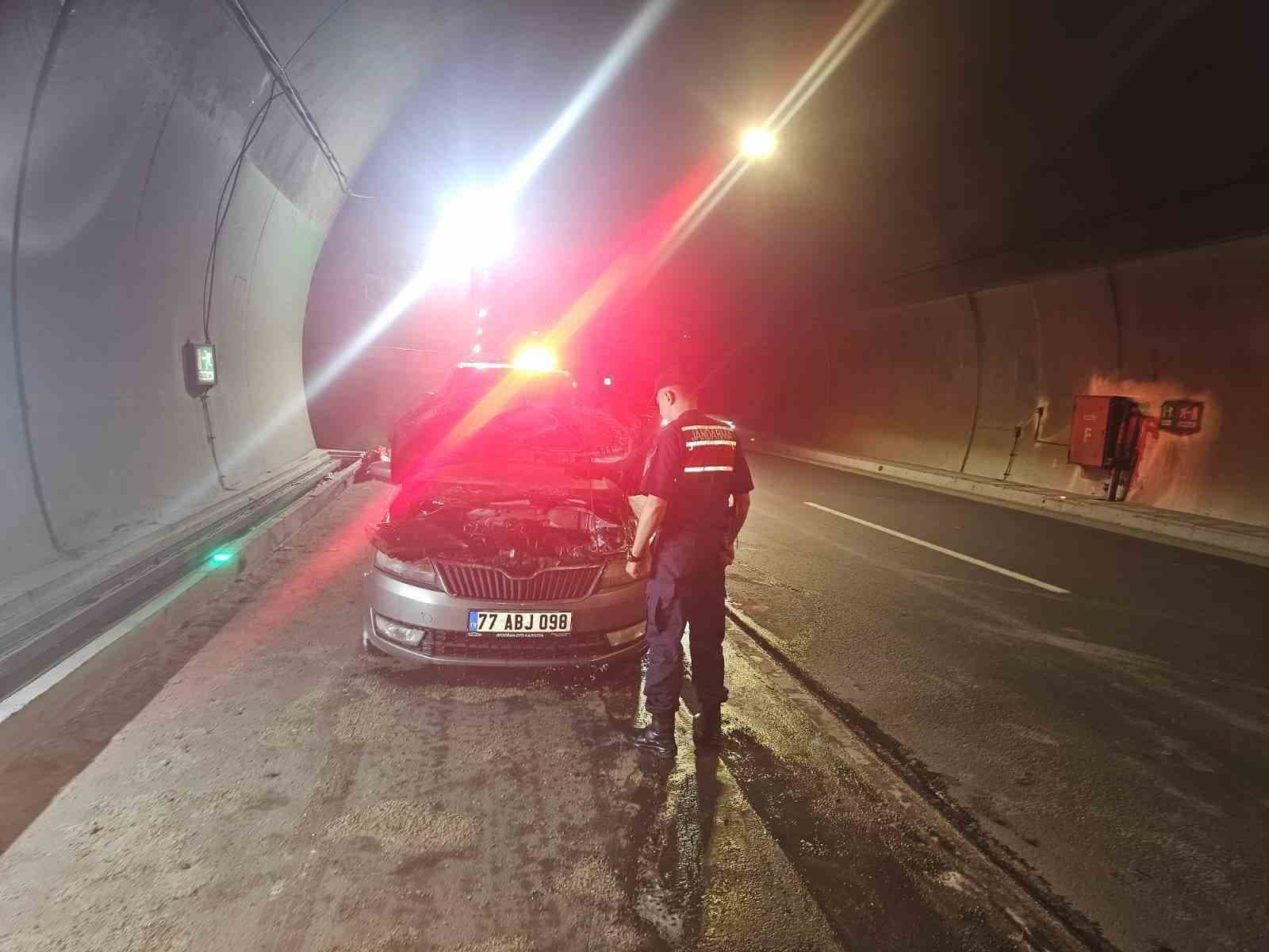 Seyir halindeki otomobil alev aldı