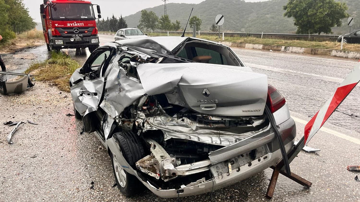 Yol kenarındaki otomobile tır çarpıp kaçtı: 1 yaralı