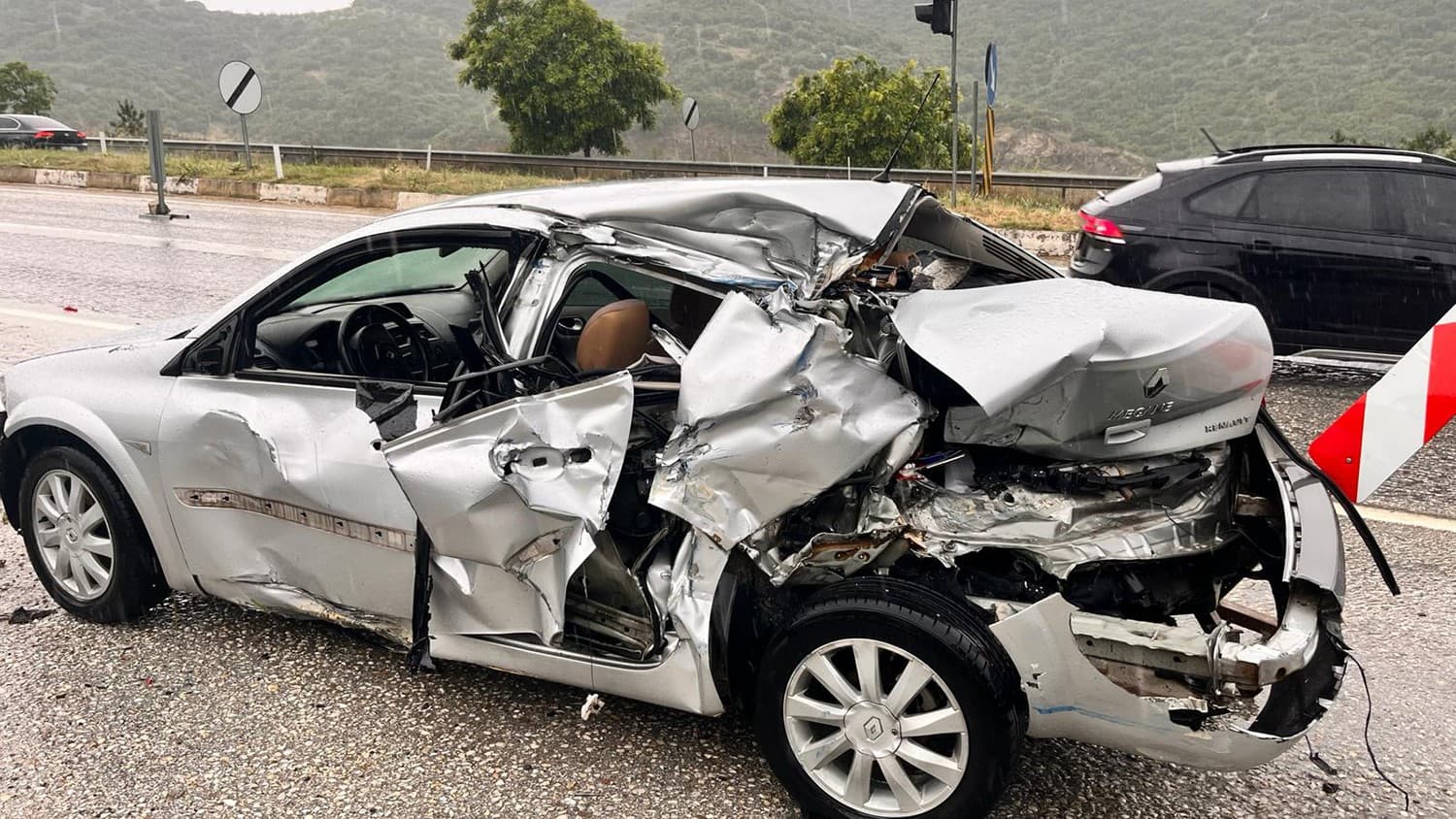 Yol kenarındaki otomobile tır çarpıp kaçtı: 1 yaralı
