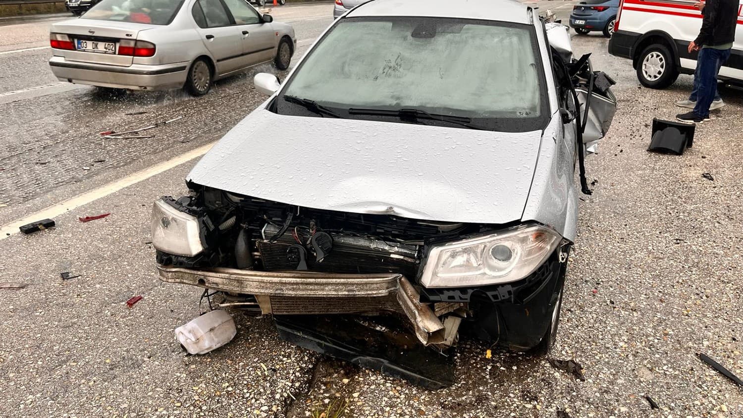 Yol kenarındaki otomobile tır çarpıp kaçtı: 1 yaralı