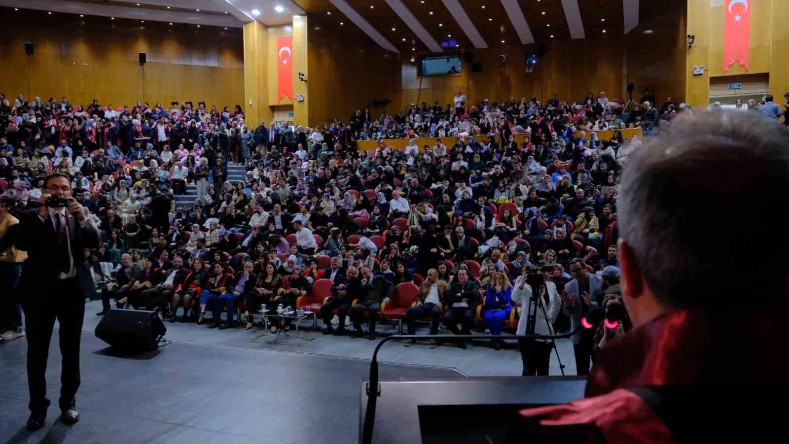 Atatürk Üniversitesi İletişim Fakültesi’nde mezuniyet heyecanı yaşandı