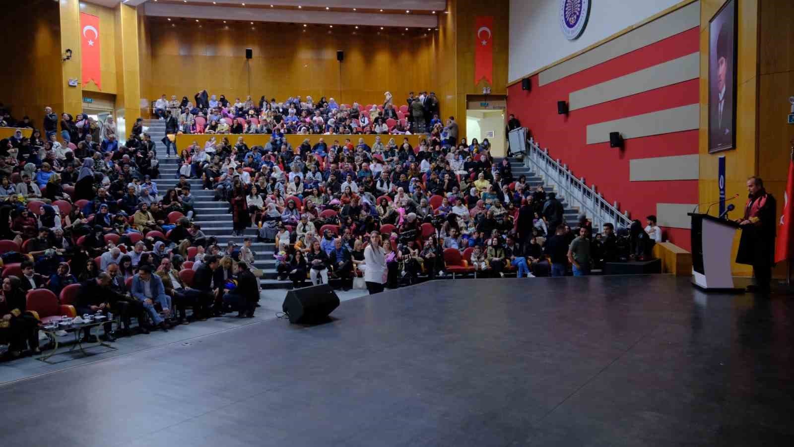 Atatürk Üniversitesi İletişim Fakültesi’nde mezuniyet heyecanı yaşandı
