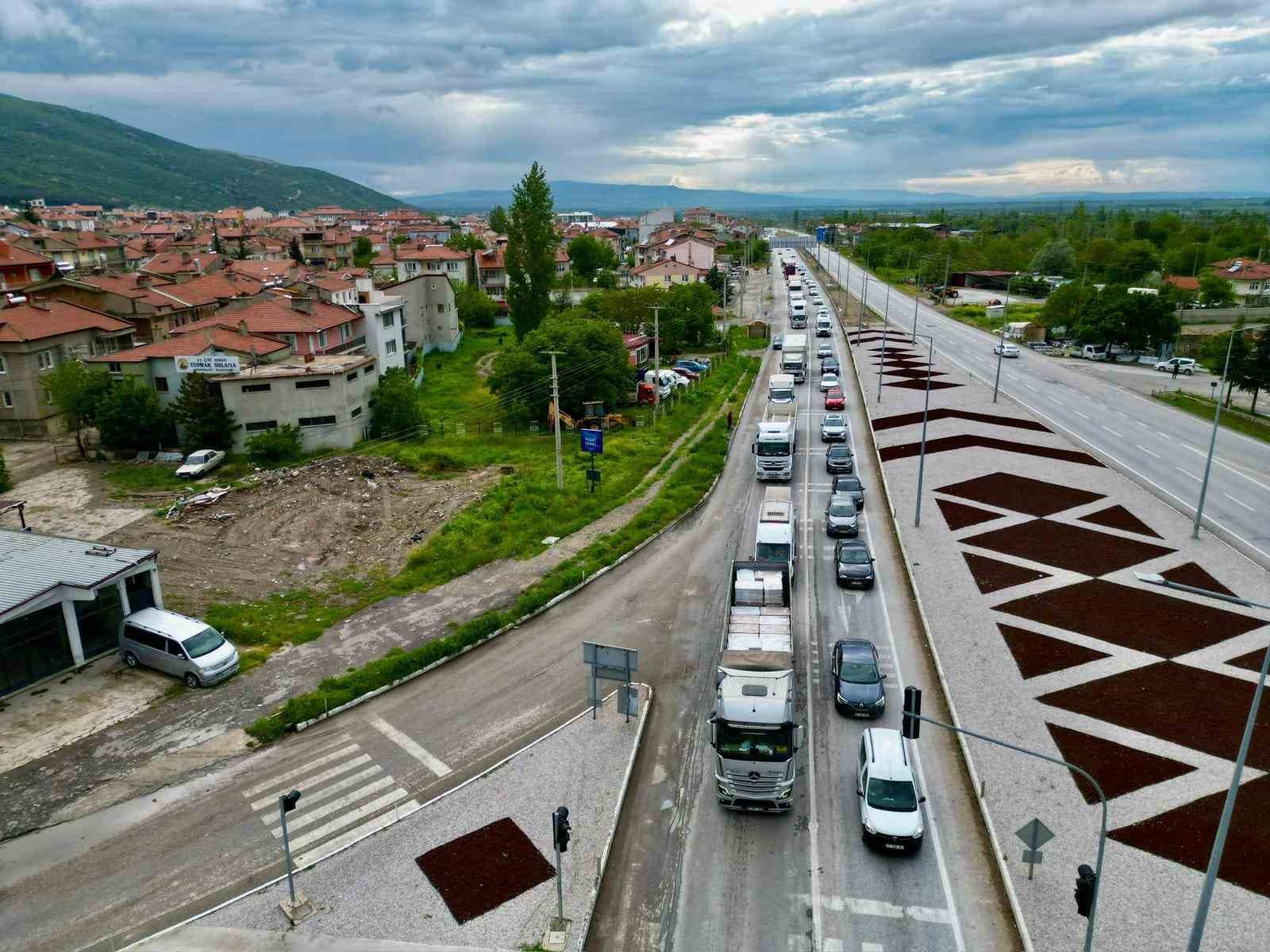 Afyonkarahisar’daki karayollarında bayram trafiği yoğunluğu başladı