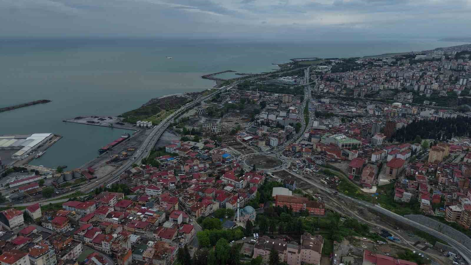 Karadeniz Sahil Yolu viyadüklerle Değirmendere Tüneli’ne bağlanıyor