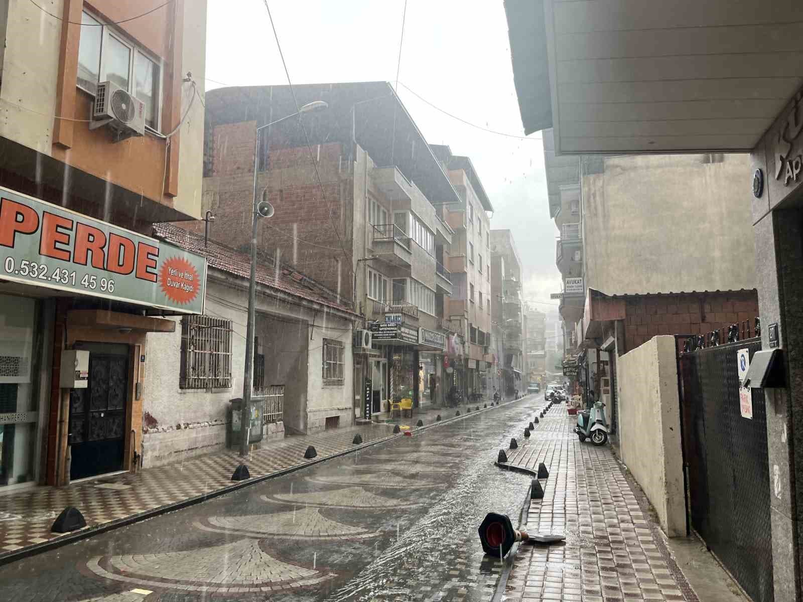 İncirliova’da sağanak ve fırtına etkili oldu