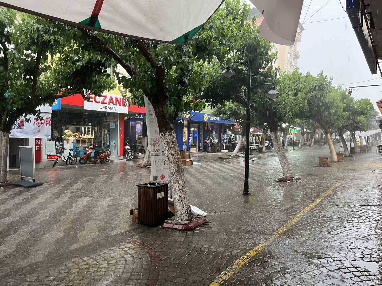 İncirliova’da sağanak ve fırtına etkili oldu