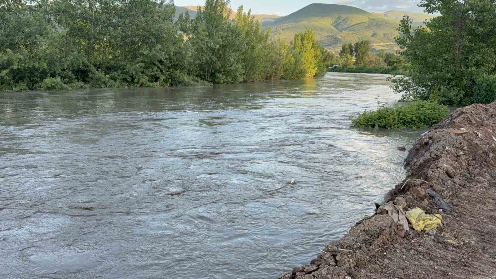 Tokat’ta Yeşilırmak taştı, tarım arazileri sular altında kaldı