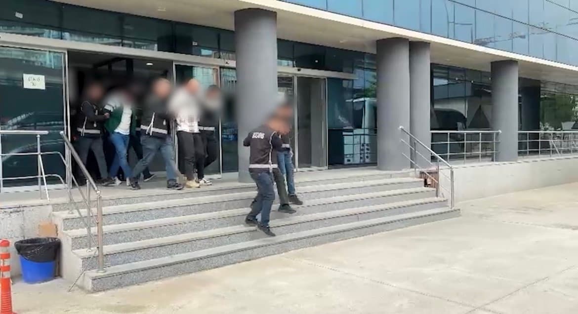 İş insanlarına zorla çek imzalattıran şebekeye Organize Polisi’nden darbe