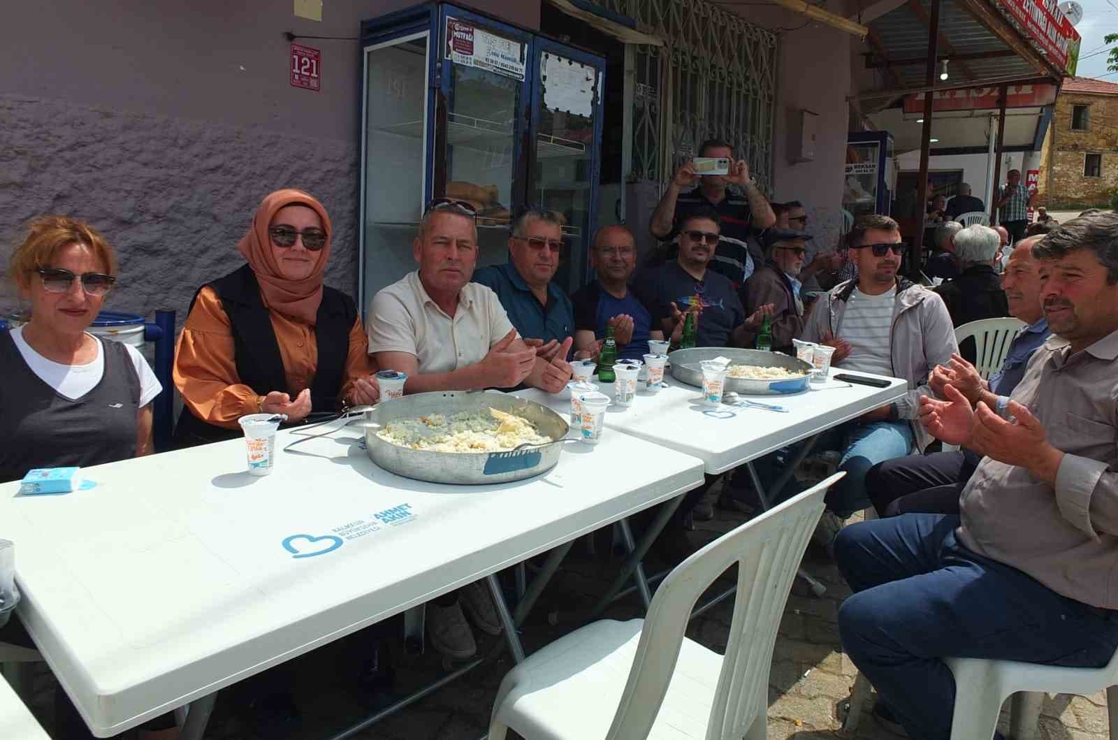 Burhaniye de geleneksel Ağacık Hayrı yüzlerce insanı buluşturdu