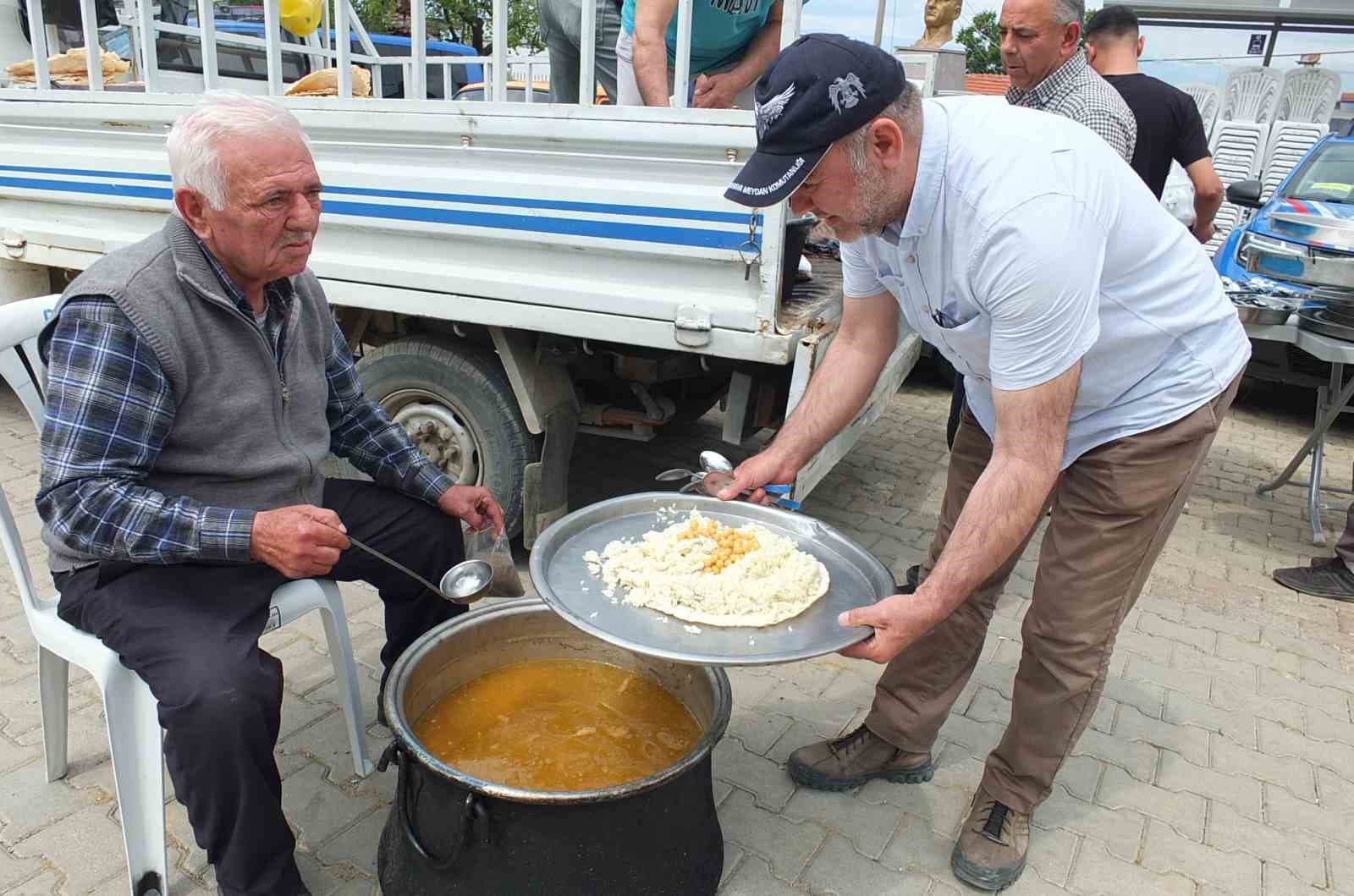 Burhaniye de geleneksel Ağacık Hayrı yüzlerce insanı buluşturdu