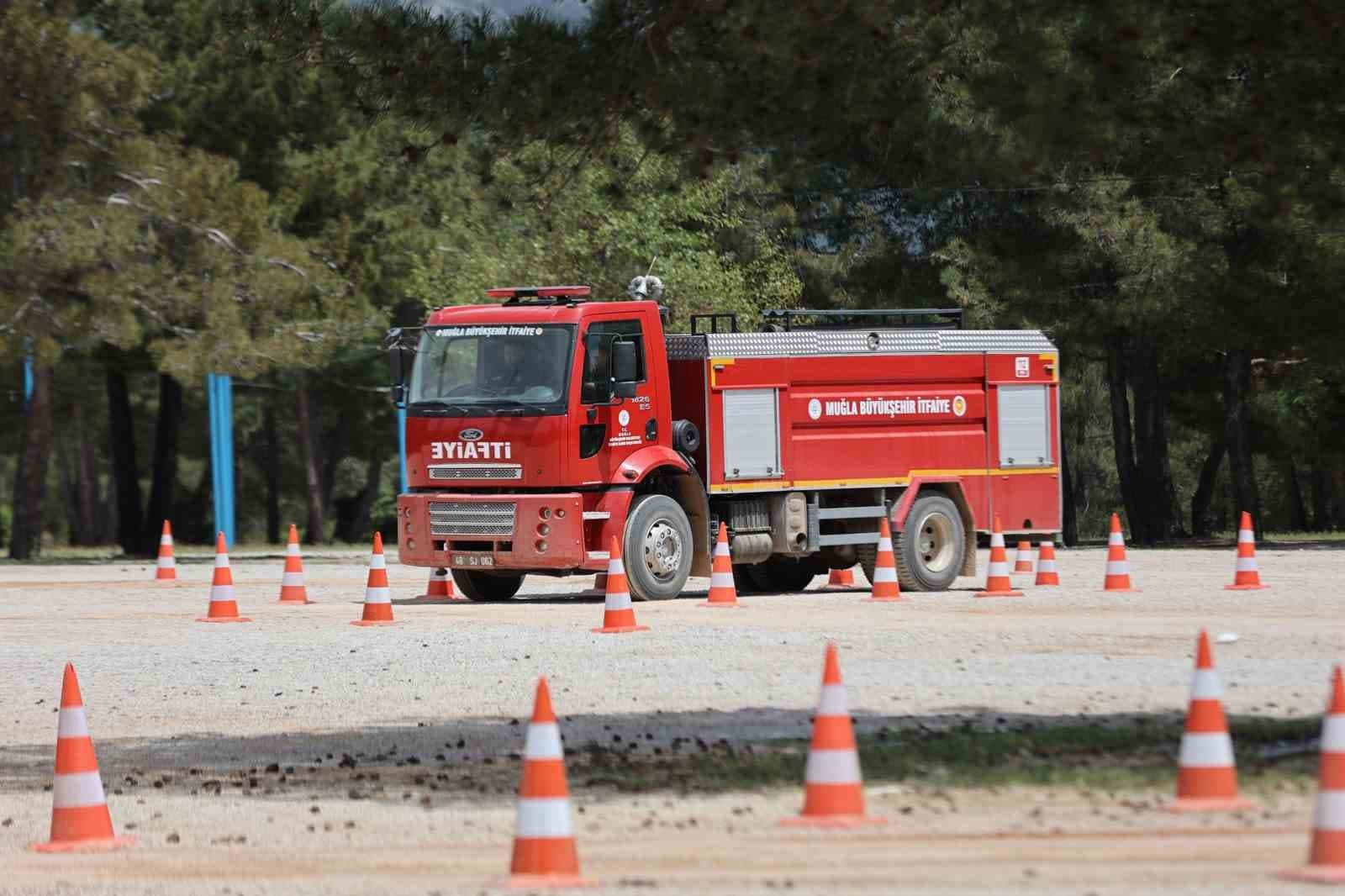 Muğla Büyükşehir Belediyesi itfaiye personeline kapsamlı eğitim desteği