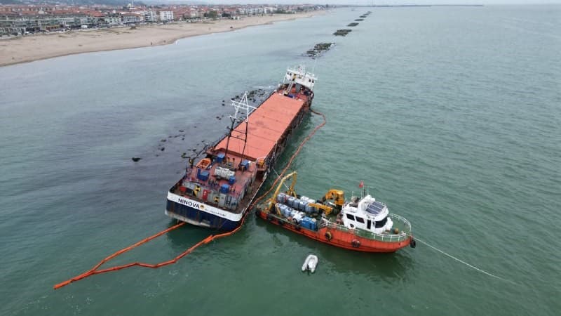 Karasu’da karaya oturan NINOVA gemisinde temizlik çalışmaları sürüyor