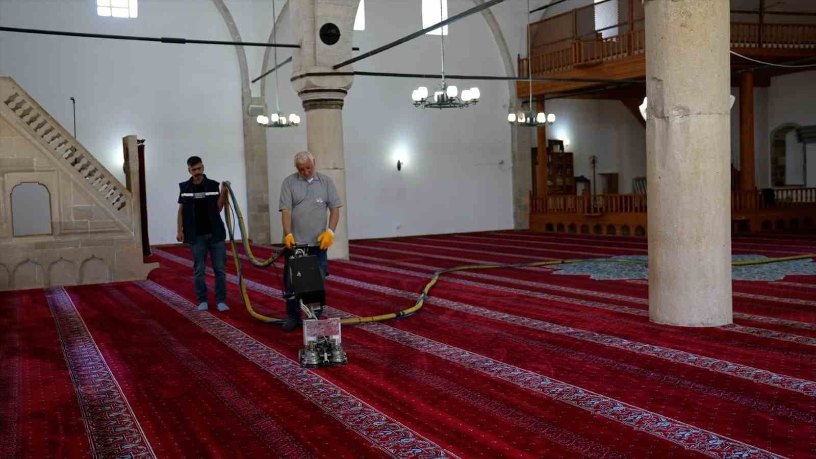 Elazığ’da bayram öncesi camilerde detaylı temizlik