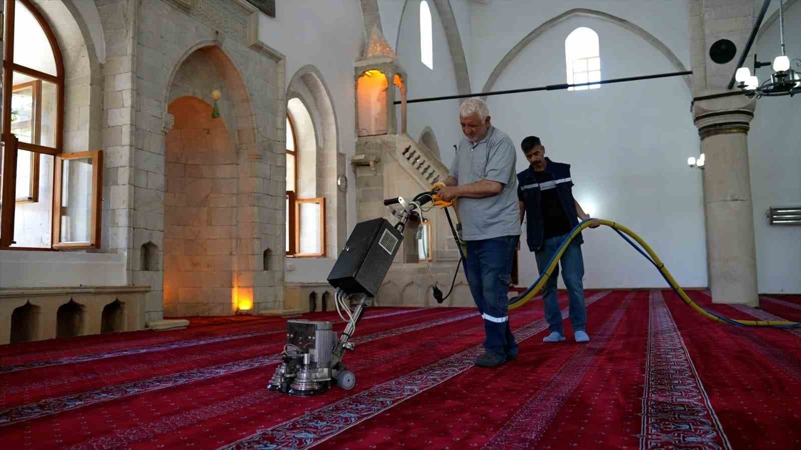 Elazığ’da bayram öncesi camilerde detaylı temizlik