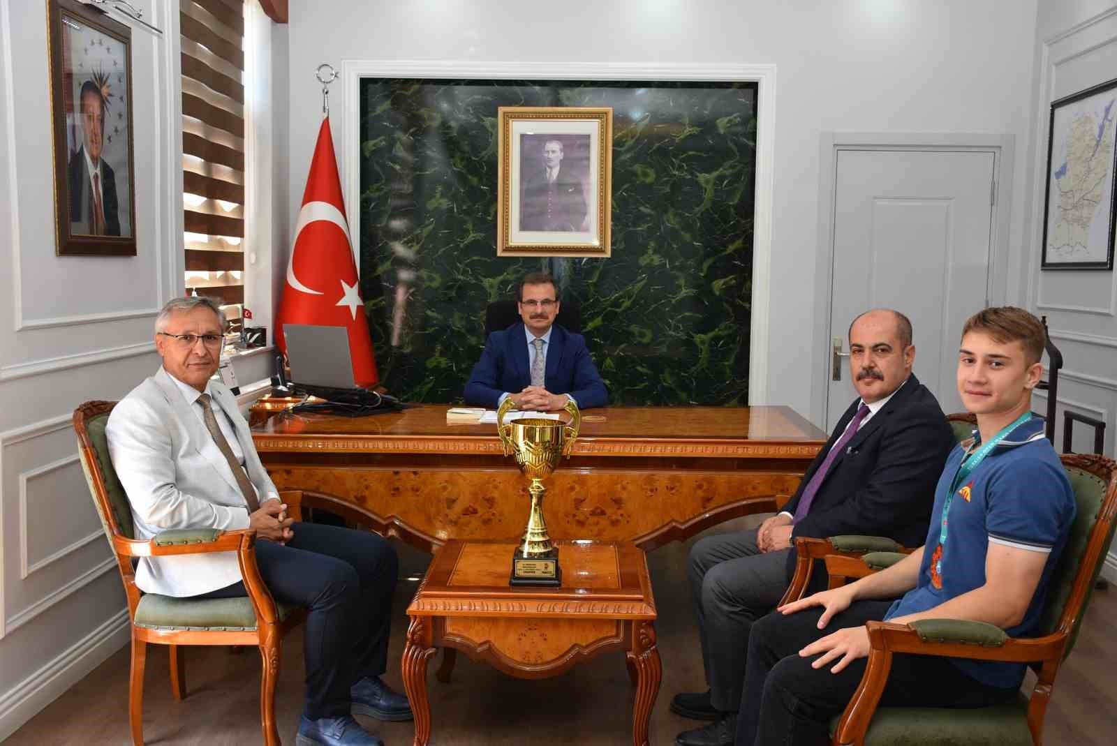 Salihli Kaymakamı Güldoğan, dünya şampiyonunu ağırladı