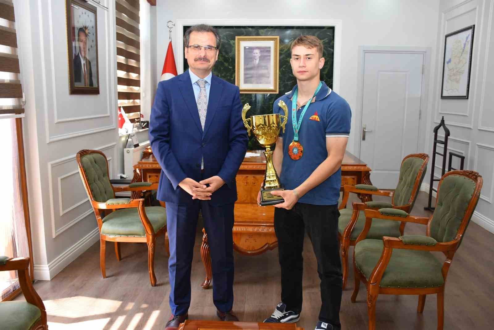 Salihli Kaymakamı Güldoğan, dünya şampiyonunu ağırladı