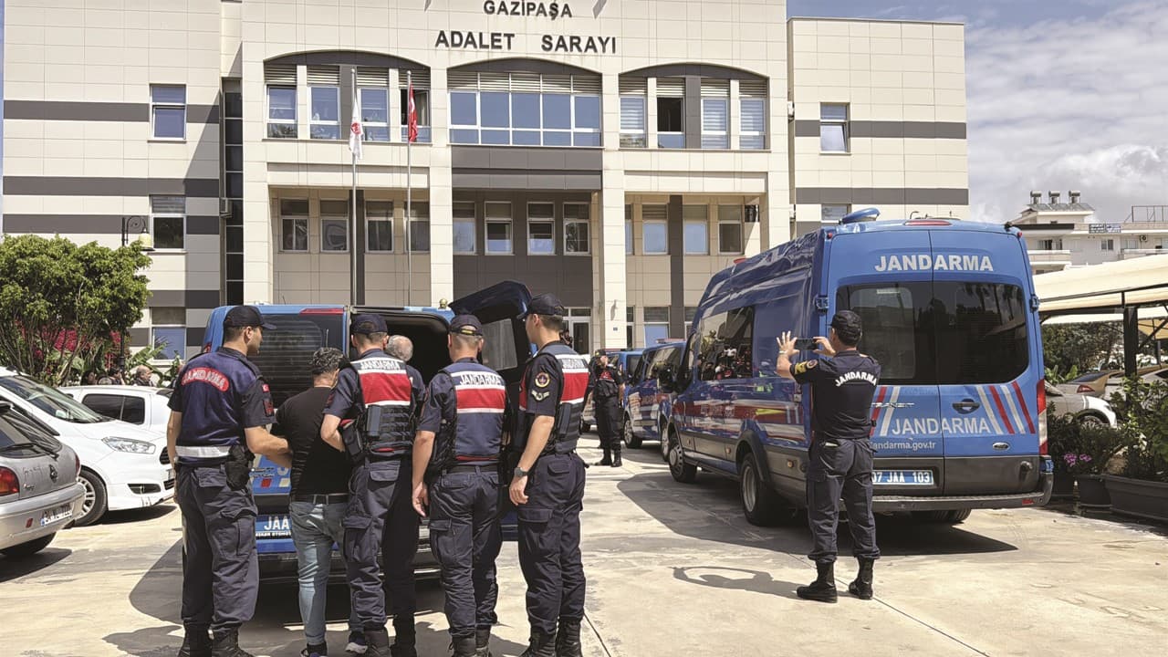 Antalya’da usulsüz reçete operasyonunda 4 tutuklama