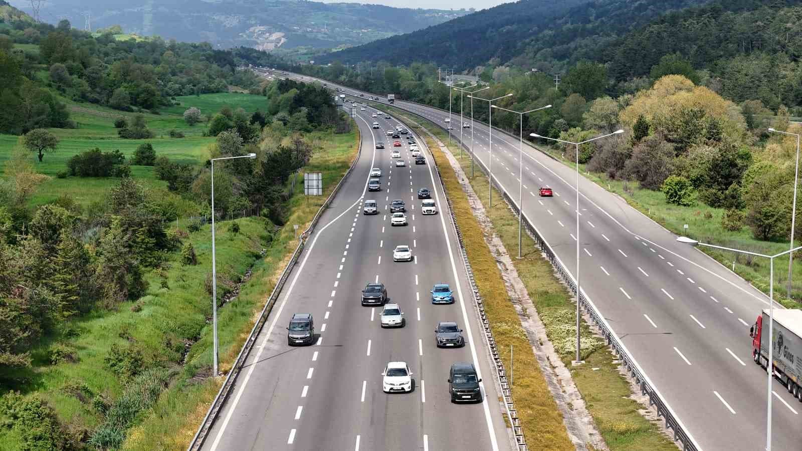 Bolu geçişinde bayram tatilinin ilk günü trafik yoğunluğu