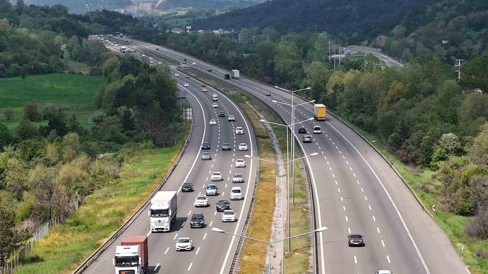 Bolu geçişinde bayram tatilinin ilk günü trafik yoğunluğu